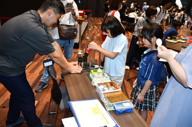 缶バッジづくりの様子