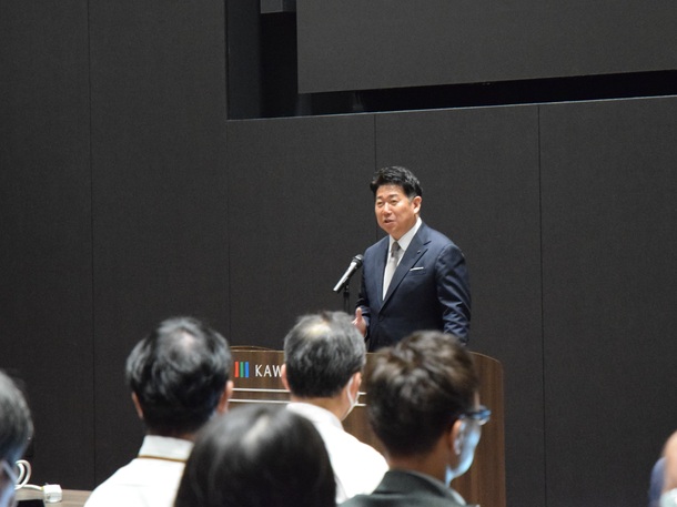 写真:新任課長へメッセージをおくる市長