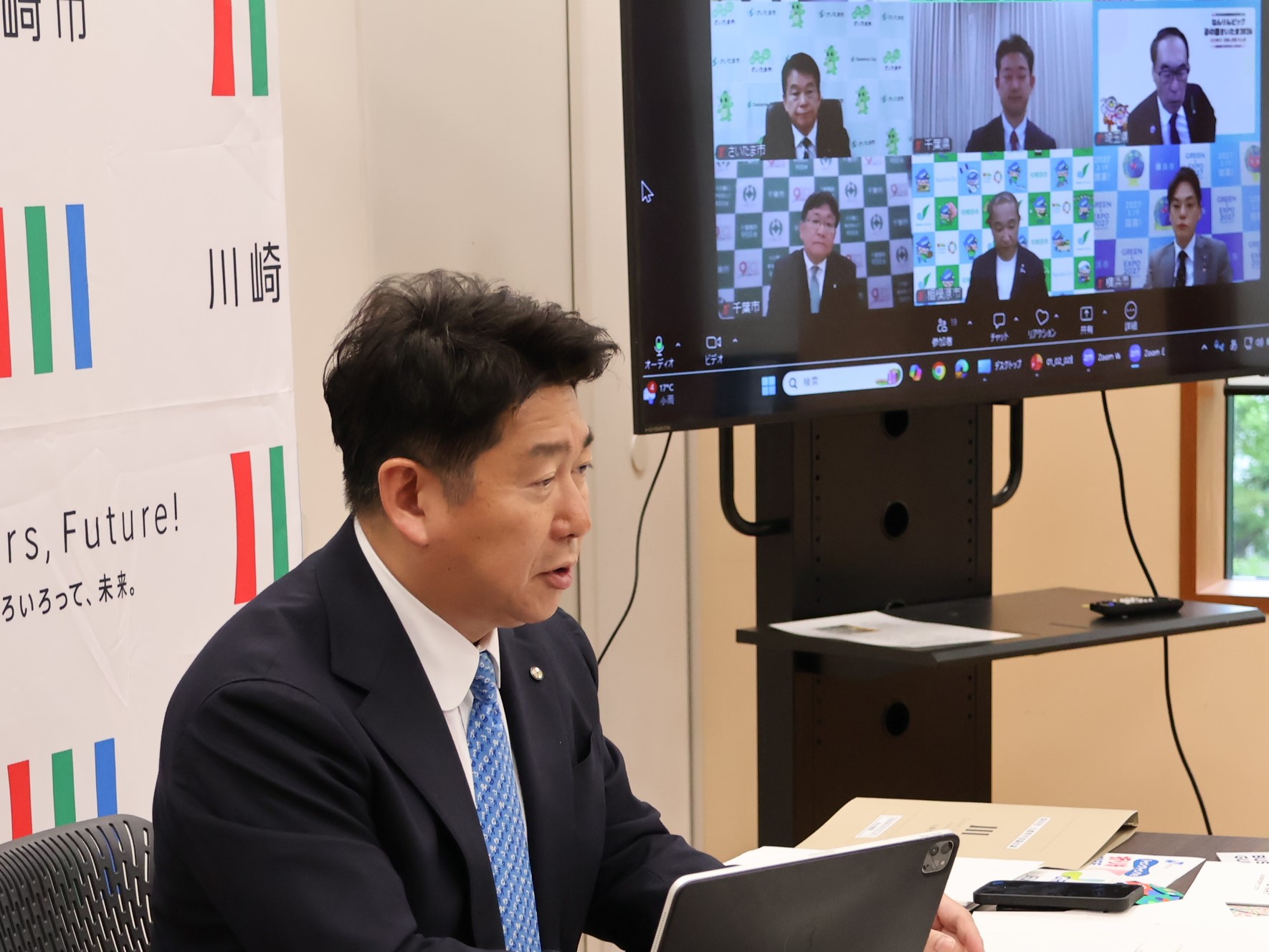 写真:会議で発言する市長