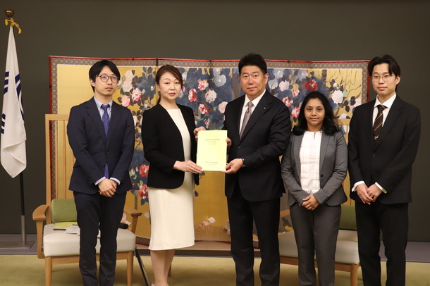 写真1：年次報告書を受け取る市長