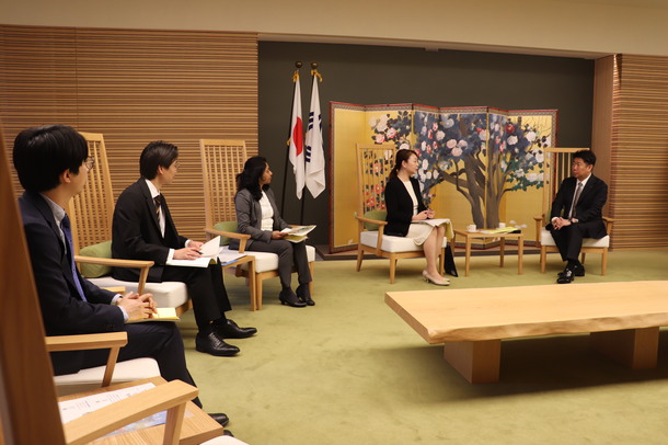写真2：外国人市民代表者と懇談する市長