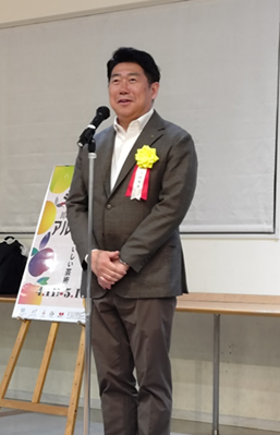 写真1:挨拶を述べる市長
