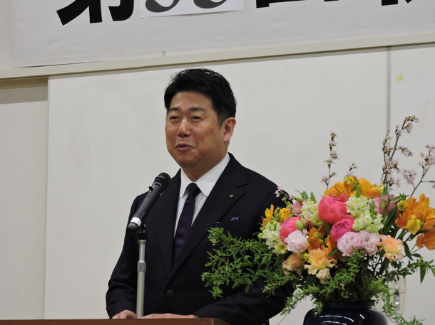 写真2：お祝いの言葉を贈る市長