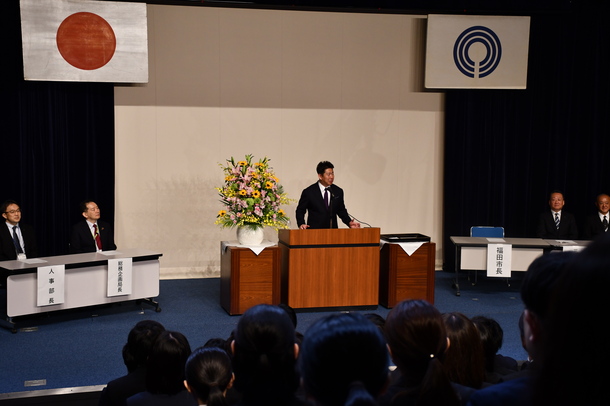 写真2：新規採用職員に激励の言葉を贈る市長