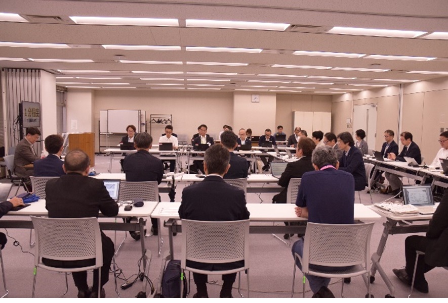 写真1:発表に耳を傾ける市長