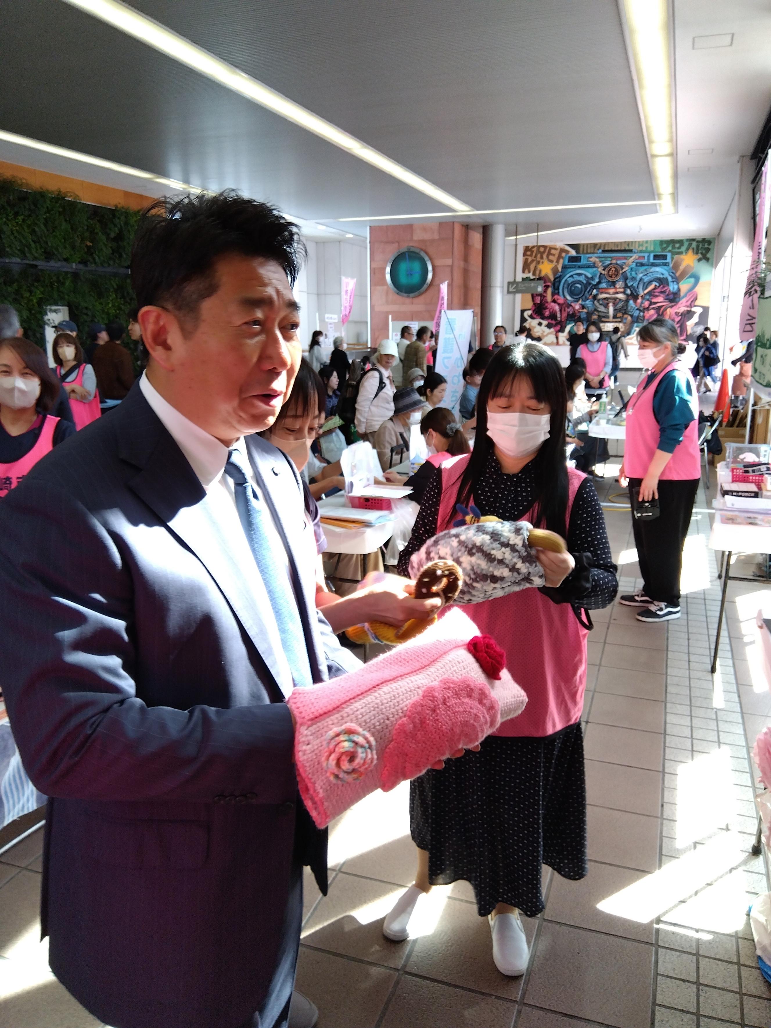 写真2:ケアマフを試される市長