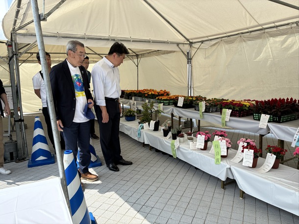 写真1:花の品評会を観覧する様子