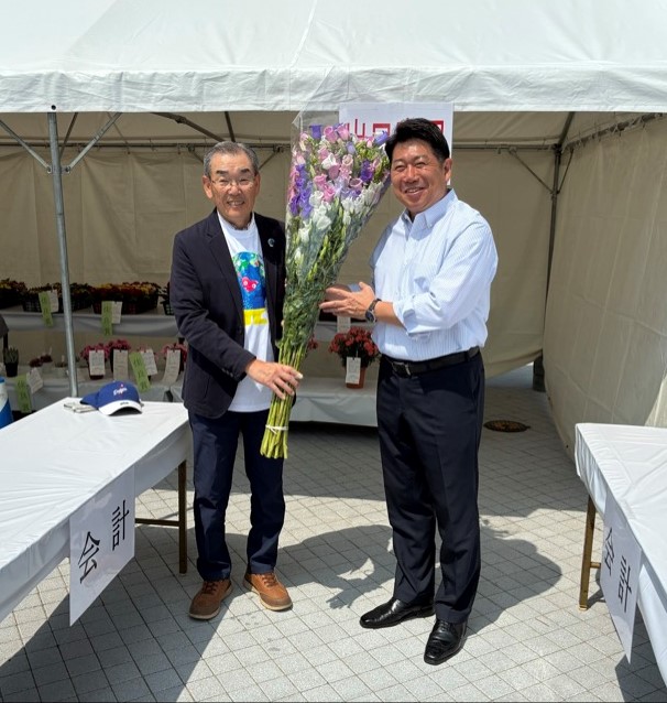 写真2:花(カンパニュラ)の贈呈を受ける市長