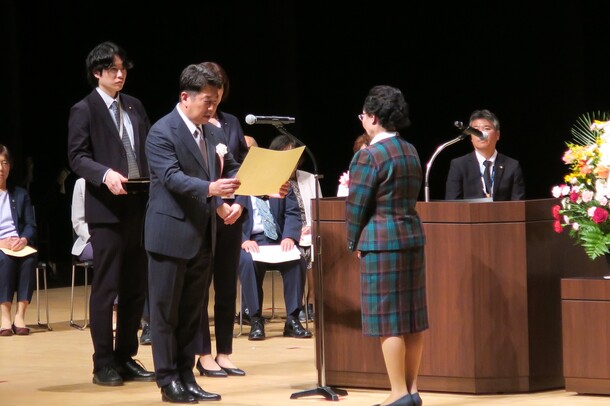 写真2：功労委員に表彰状を授与する市長