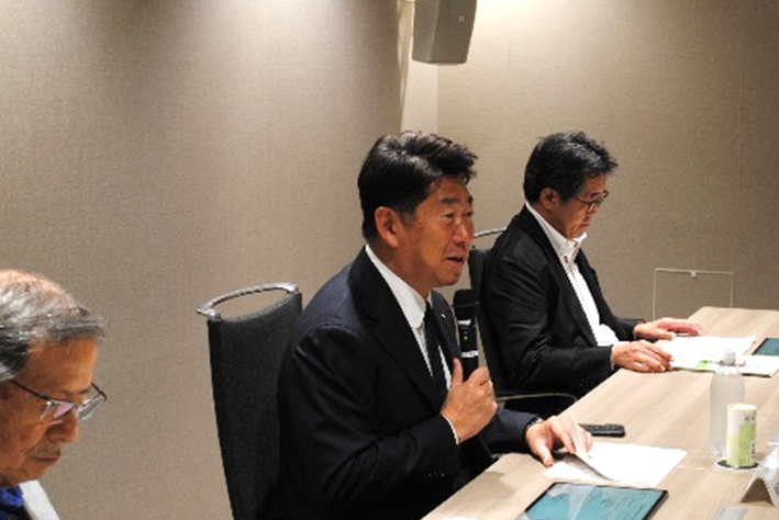 写真1:委員に向けて挨拶を述べる市長