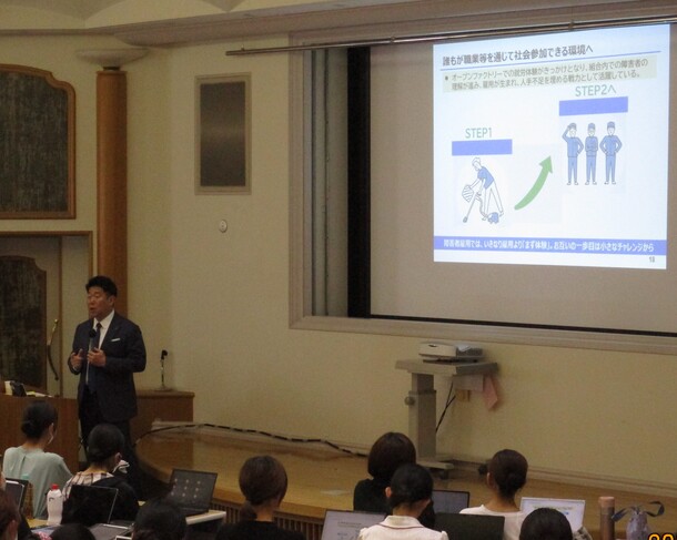 写真1:学生に向けて説明を行う市長