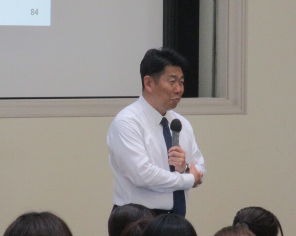 写真2:学生と意見交換を行う市長