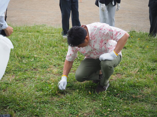 写真2：ごみ拾いの様子