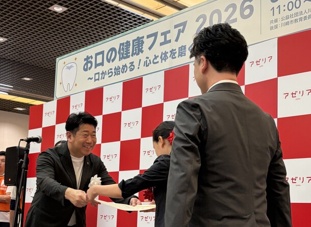 写真2：表彰状を授与する市長
