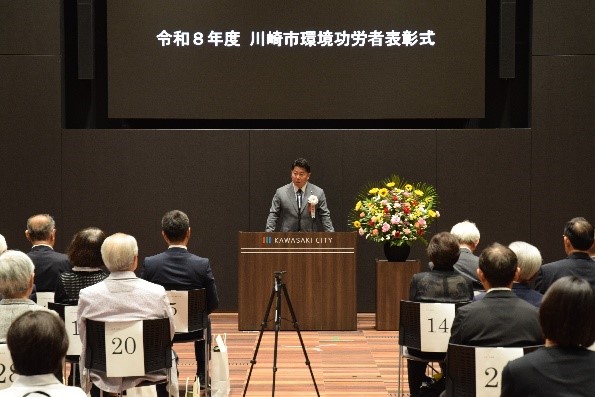 写真2：祝辞を述べる市長