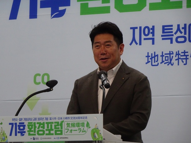 写真3：気候環境フォーラムで開会の挨拶をする市長