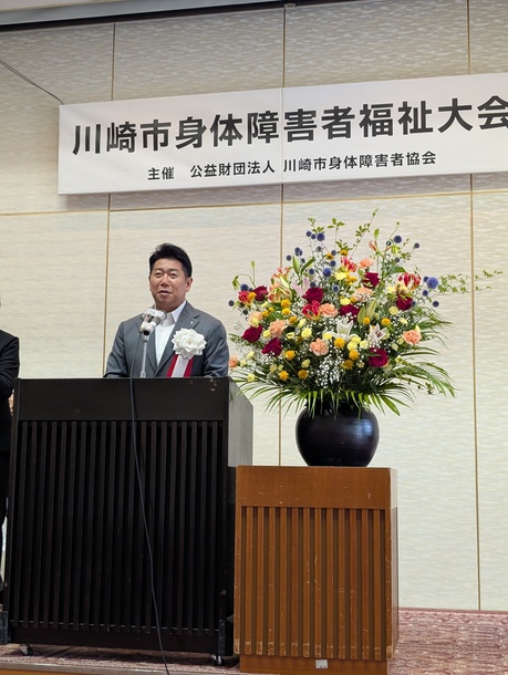 写真：挨拶する市長