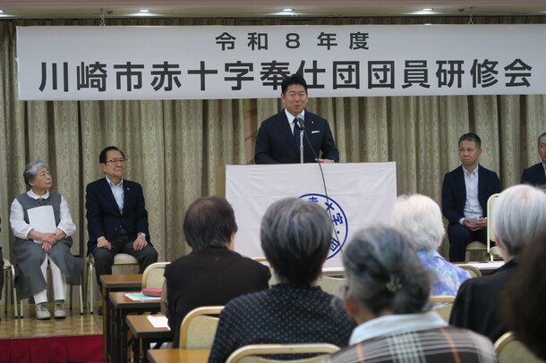 写真1：団員研修会であいさつをする市長