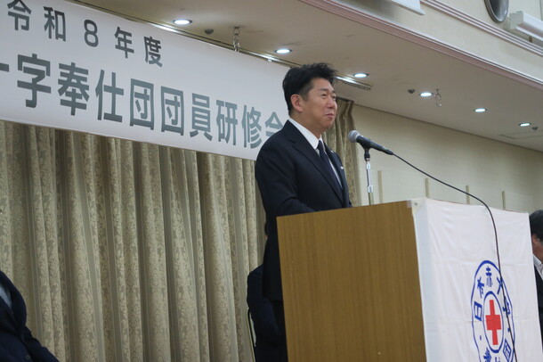 写真2：団員研修会であいさつをする市長