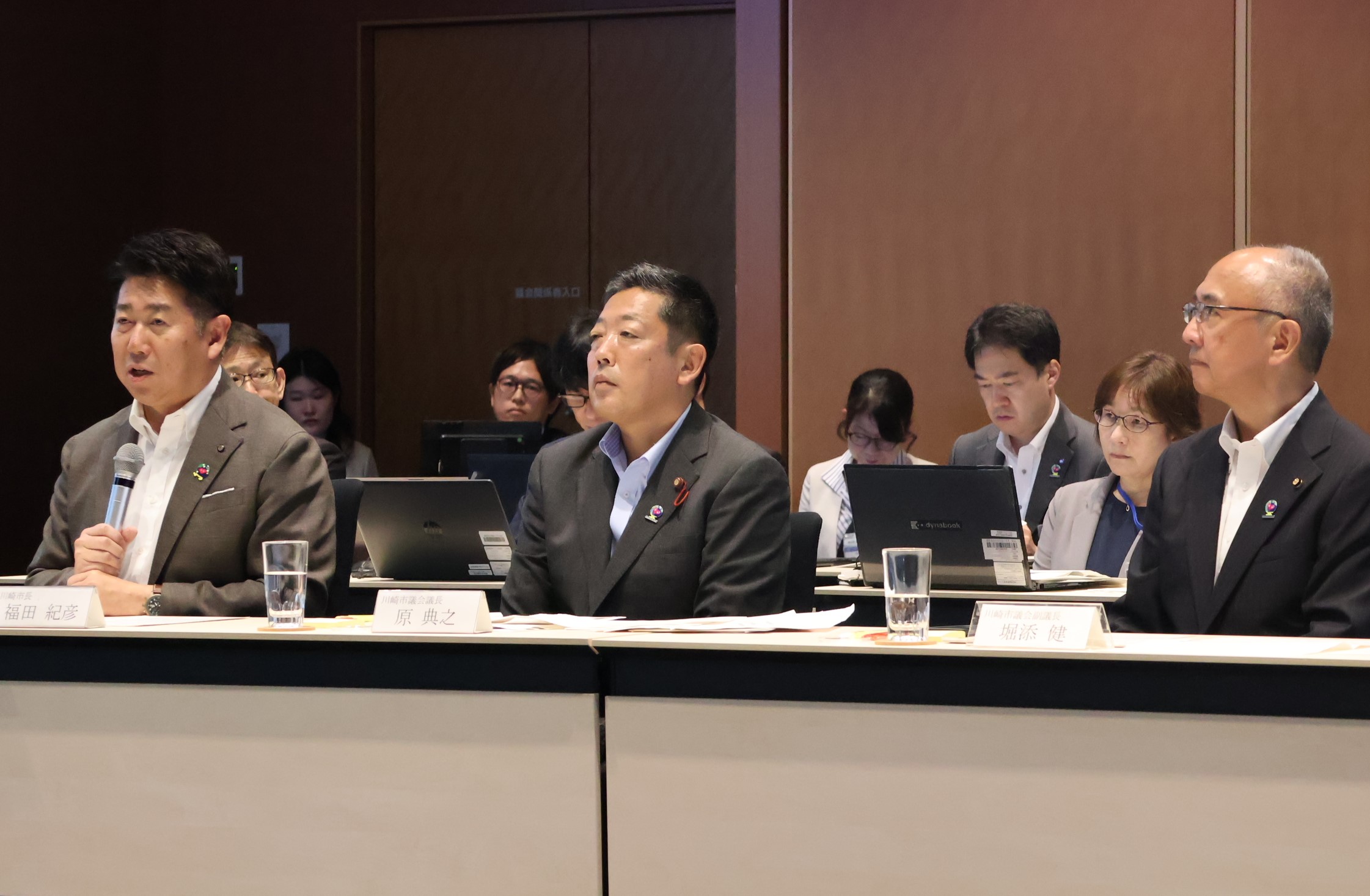 写真1：懇談会で発言を行う市長