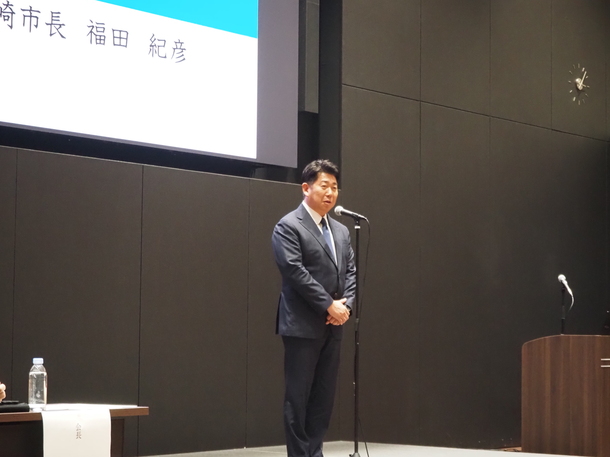 写真1：フォーラム会員に挨拶を述べる市長