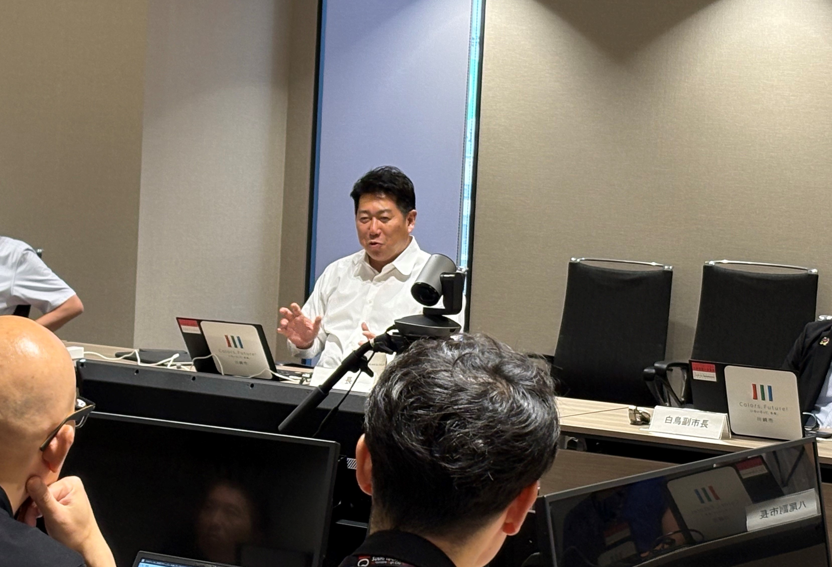 写真2：関係局と意見交換を行う市長