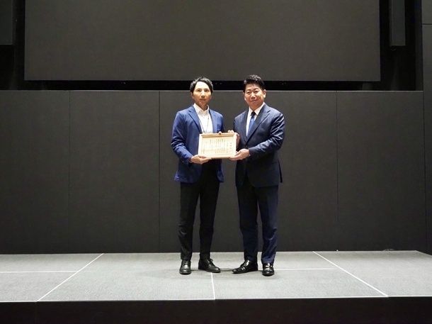 写真2：感謝状を贈呈する市長