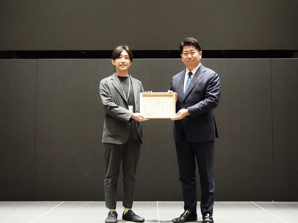 写真3：感謝状を贈呈する市長（合同会社ピークスタジオ一級建築士事務所）