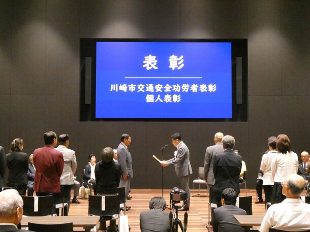 写真2：受賞者へ賞状を授与する市長