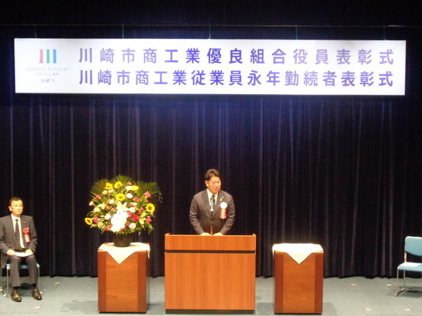 写真2：受賞者へ言葉を送る市長