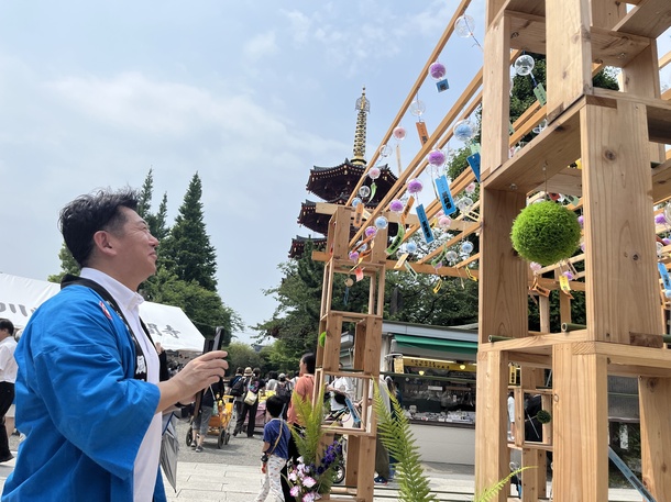 写真2：会場を視察する市長