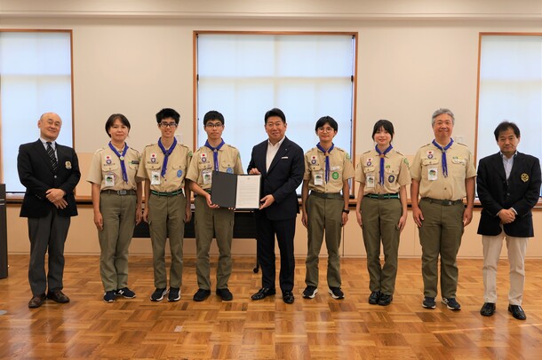 写真2：派遣隊及び日本ボーイスカウト 川崎地区協議会役員の皆さんと市長 