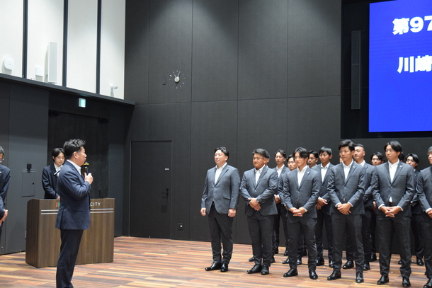 写真1：東芝野球部を激励する市長