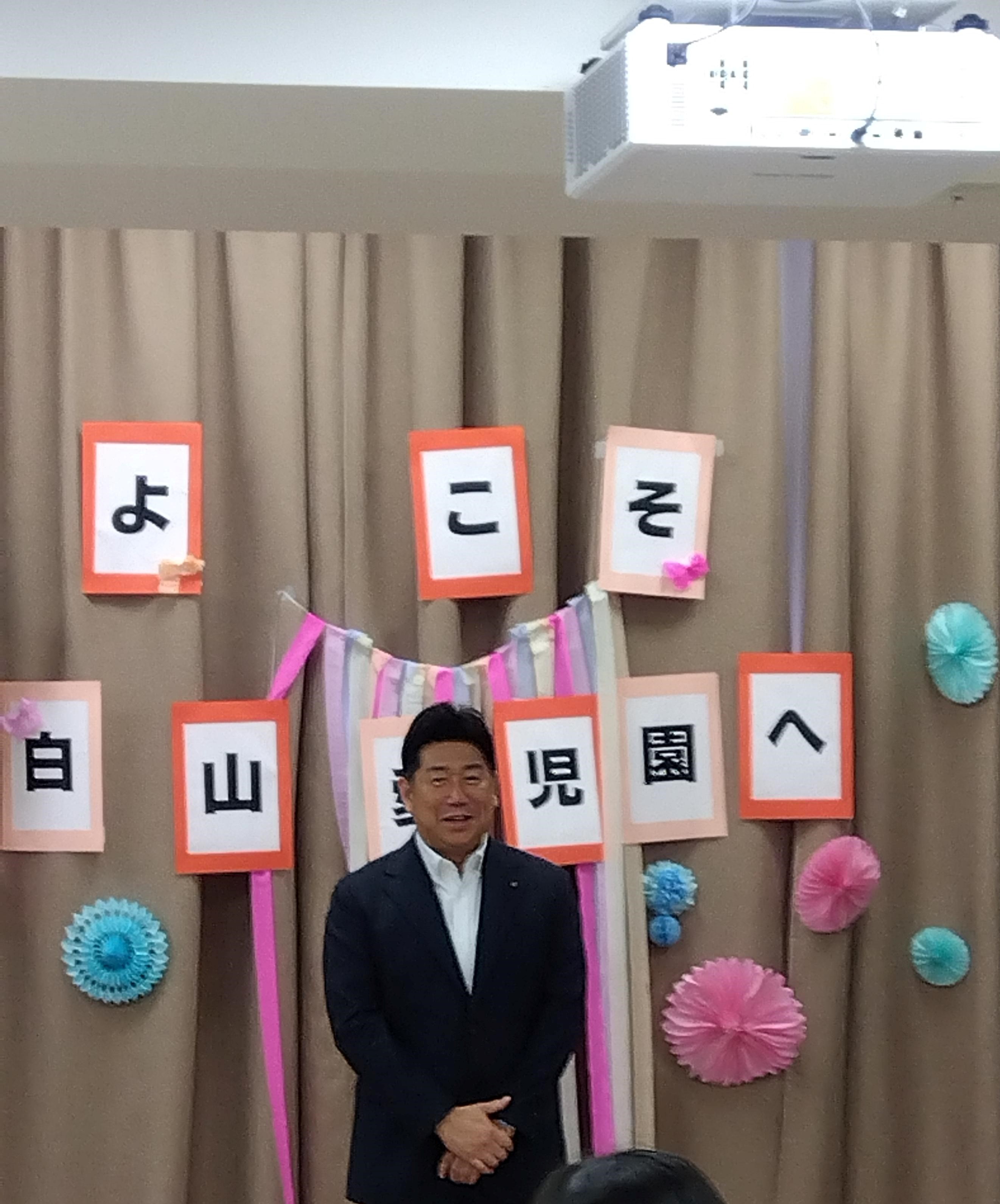 写真1:子どもたちに挨拶をする市長