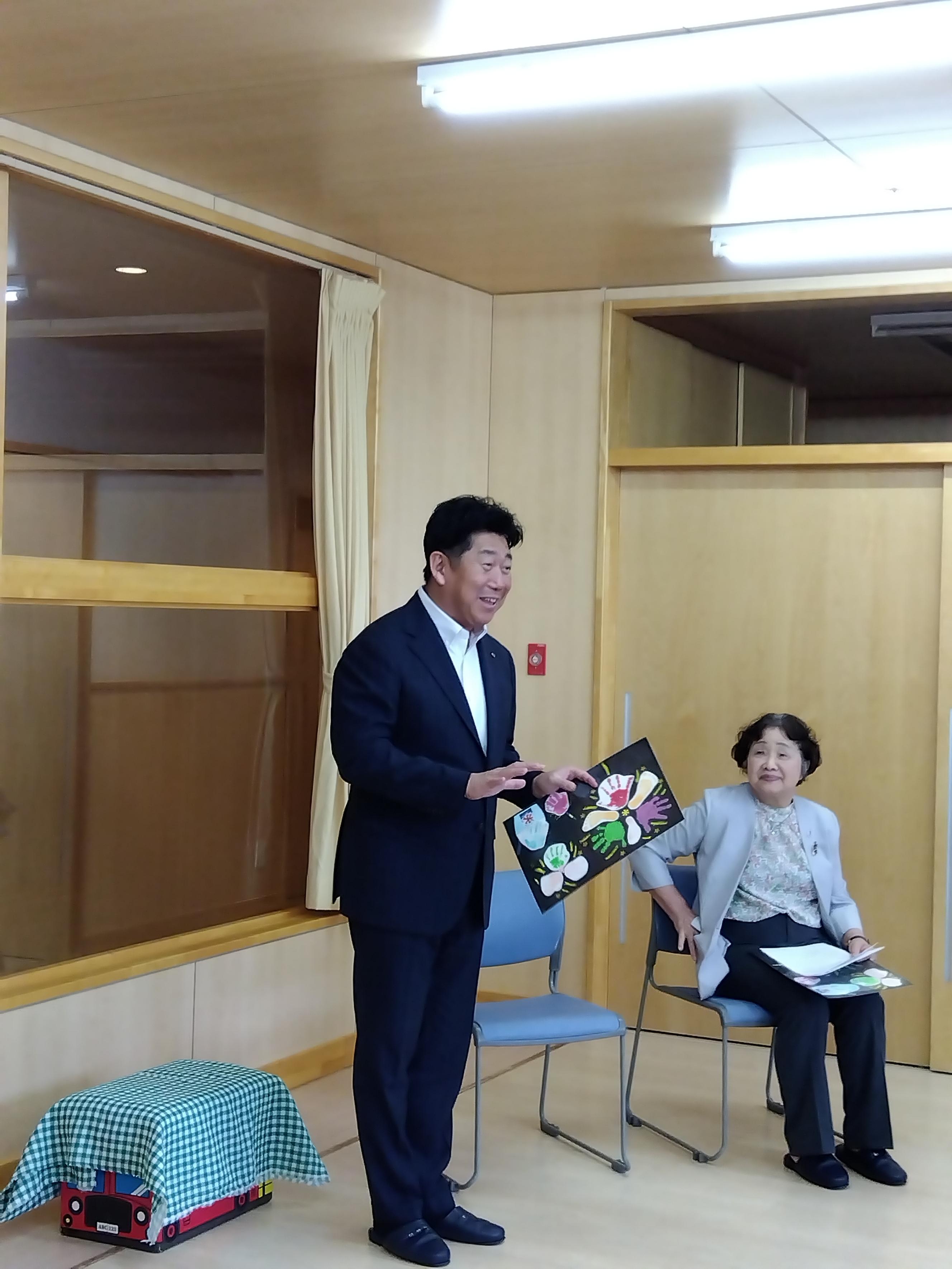 写真2:子どもたちからお礼のプレゼントを貰う市長