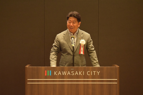 写真2：受賞者に挨拶する市長