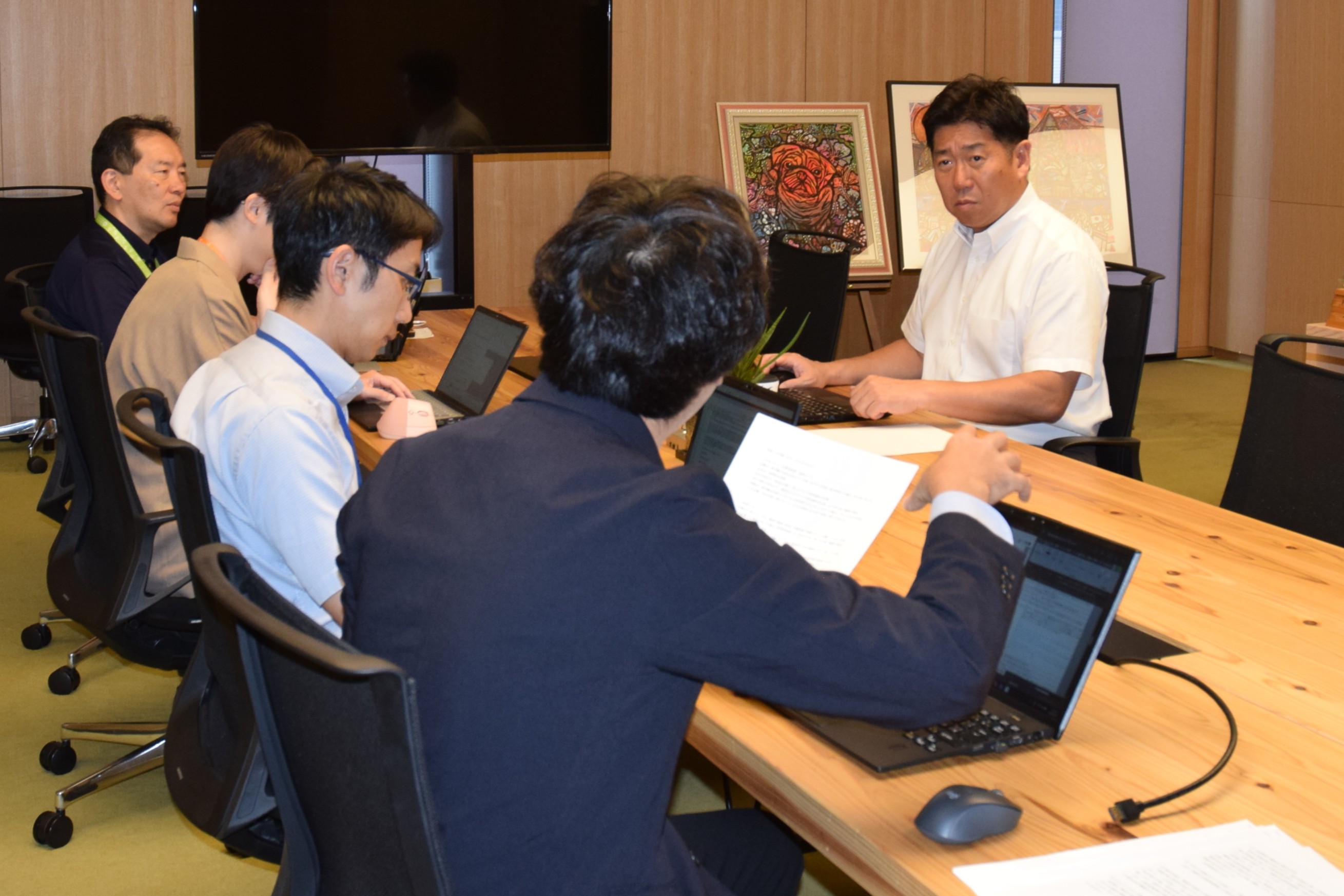写真3：専用フォームで届いた「市長への手紙」について、補足説明を受ける市長