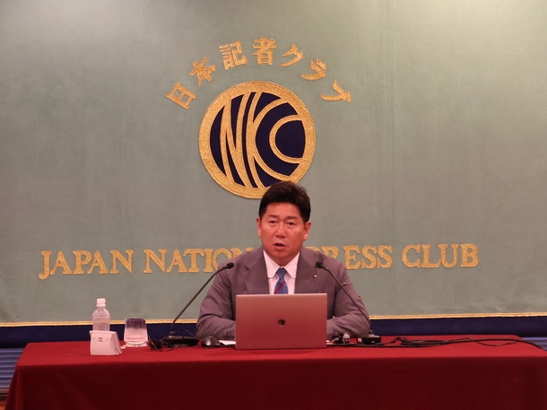 写真1：会見を行う市長