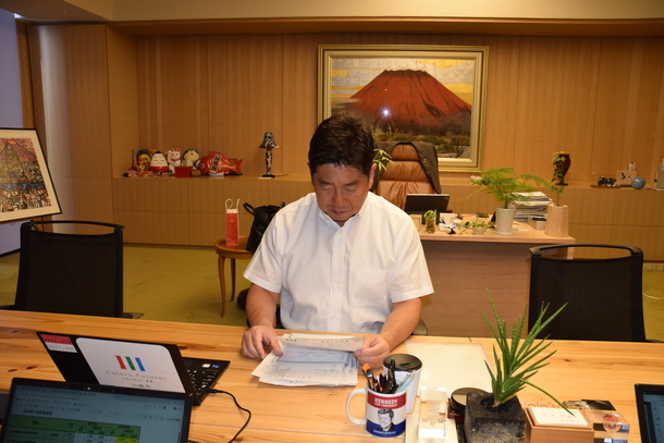 写真2：市長への手紙」を拝見する市長