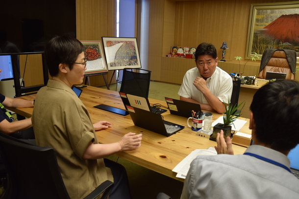 写真1：「市長への手紙」の内容について職員から説明を受ける市長