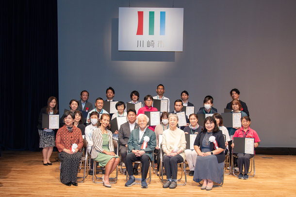 写真4:集合写真(10年連続参加事業所)