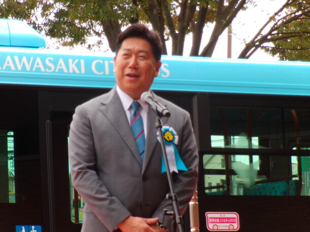 写真2：挨拶をする市長