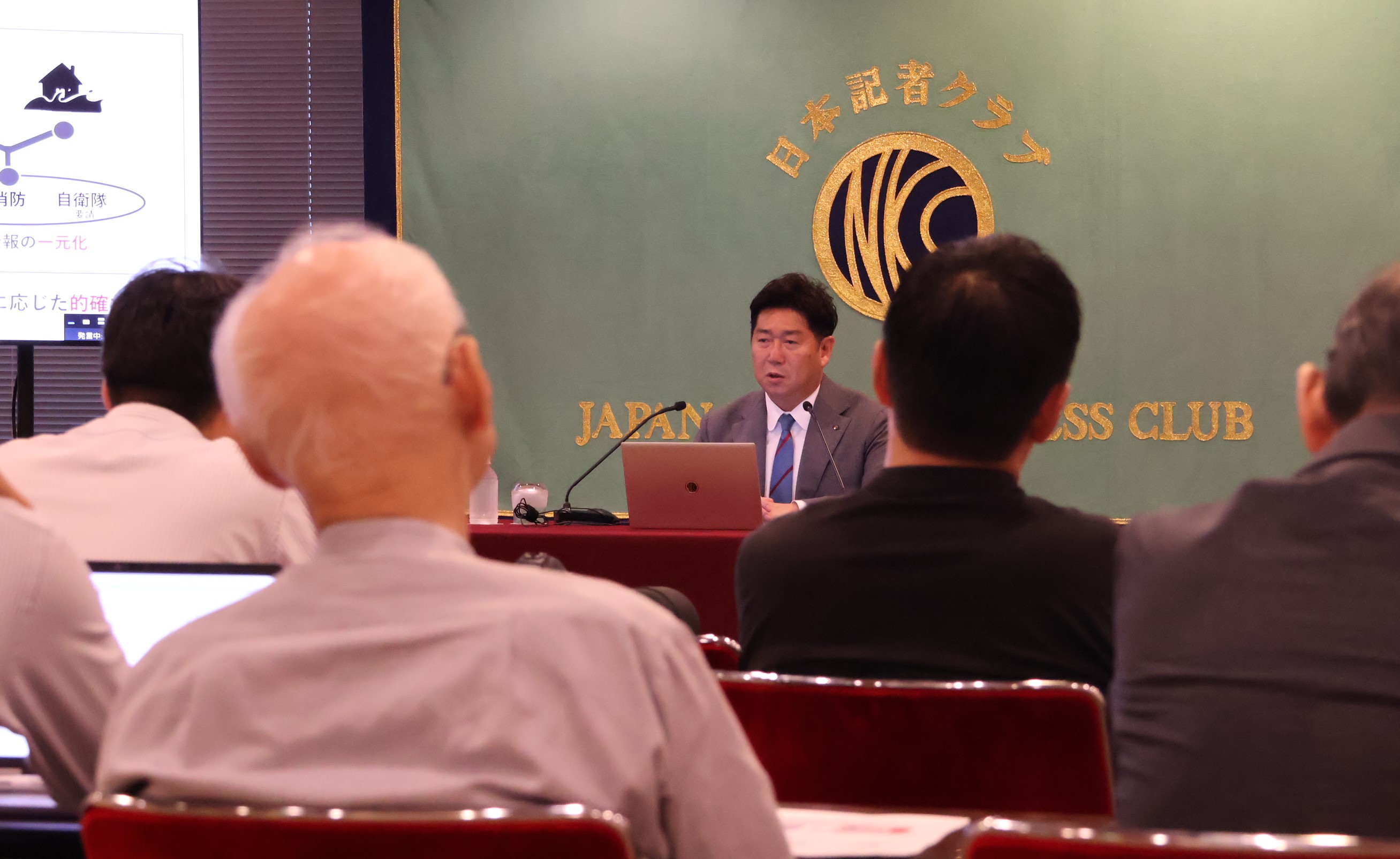 写真2:会見を行う市長と参加した記者たち