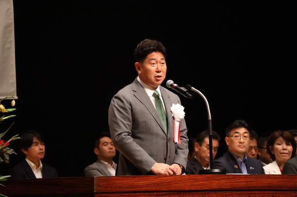 写真1：祝辞を述べる市長