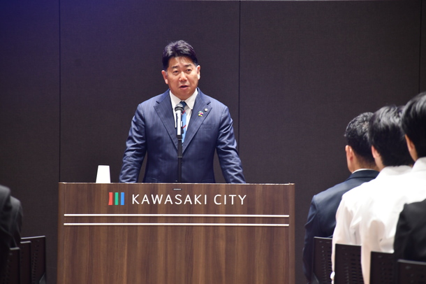 写真1：市長メッセージの様子
