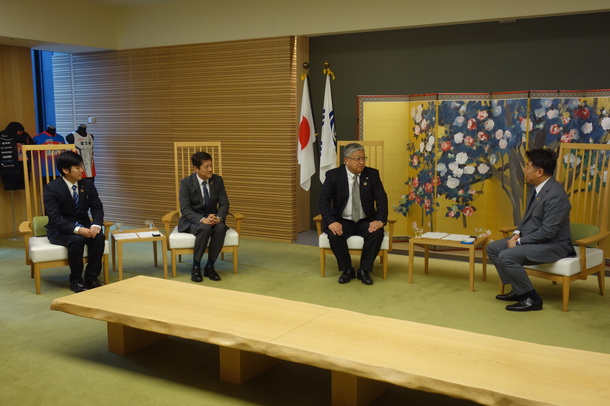 写真2：災害時の対応について意見交換する市長