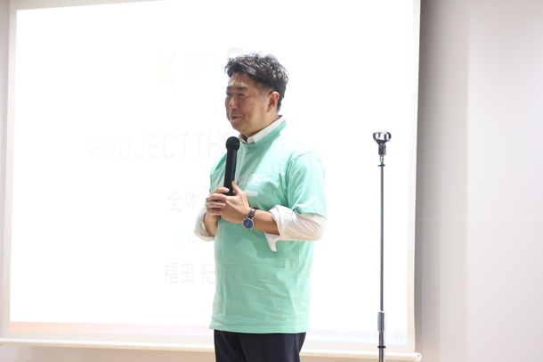 写真2：成果発表会の総括を述べる市長