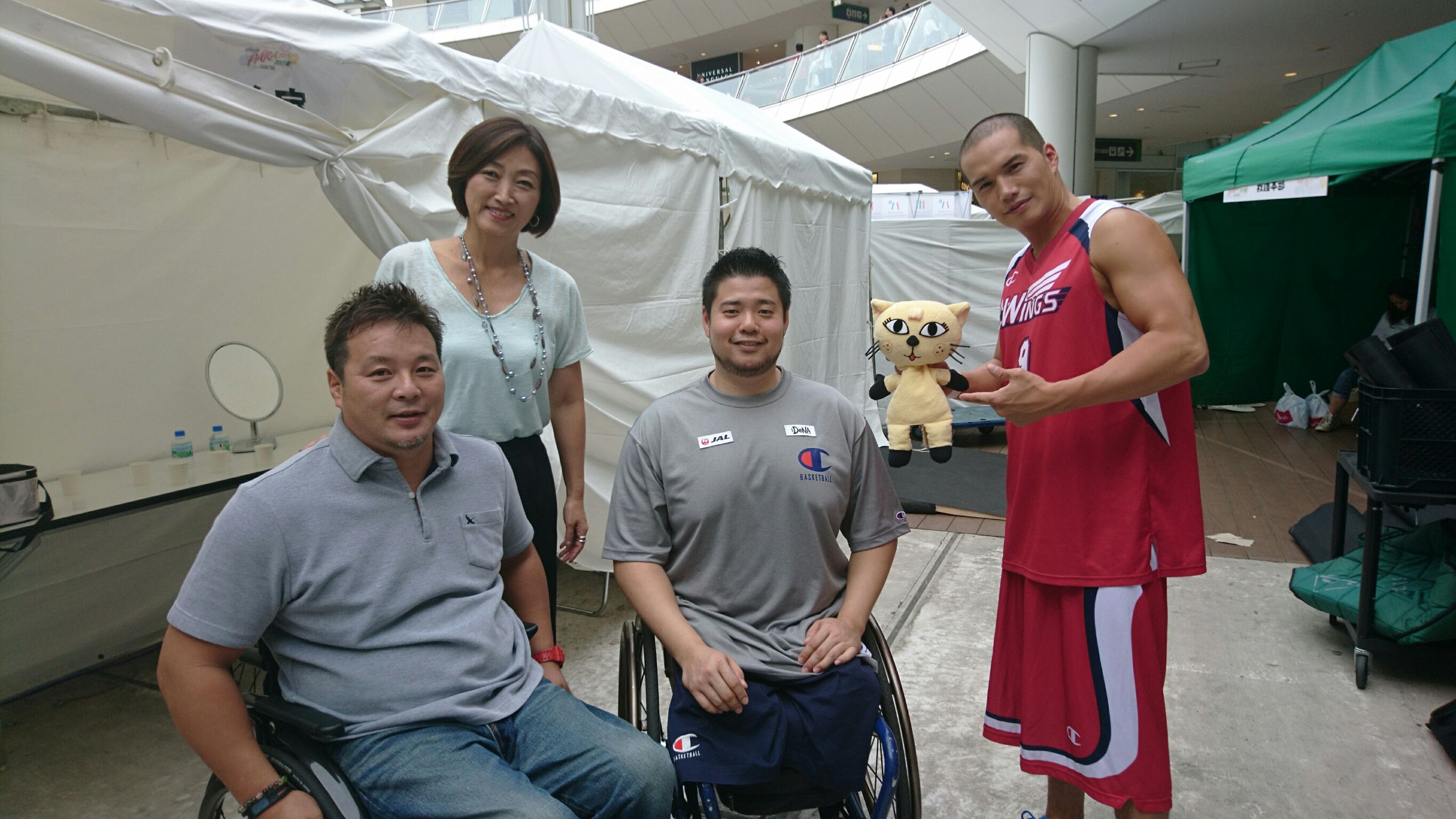 舞台裏での記念写真（京谷さん、田中さん、香西さん、市原さん）