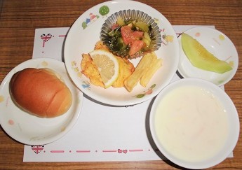 フィッシュアンドチップスとスープの給食