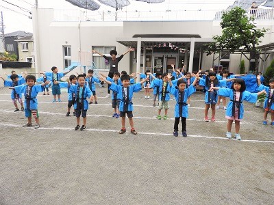 園庭に出て、園児からのお礼の踊り